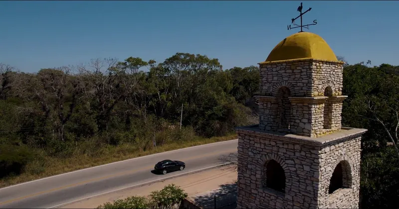 La torre de San Lorenzo vista desde el aire, junto a la Carretera Internacional