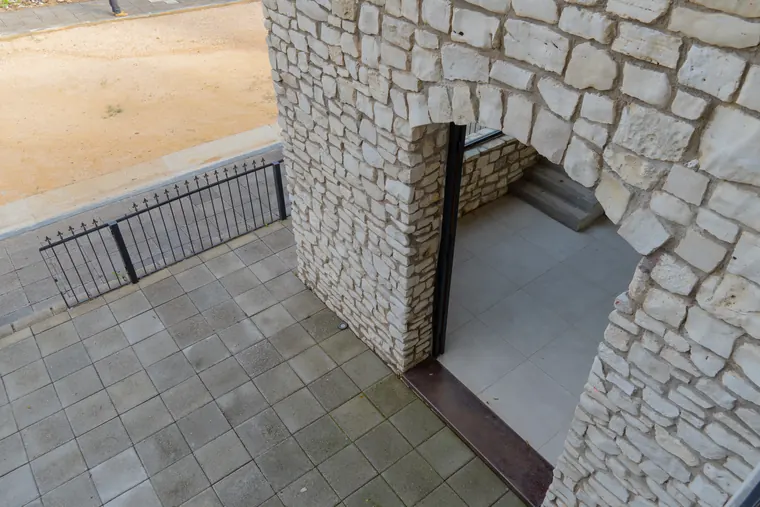Arco de piedra de la entrada, visto desde el balcón