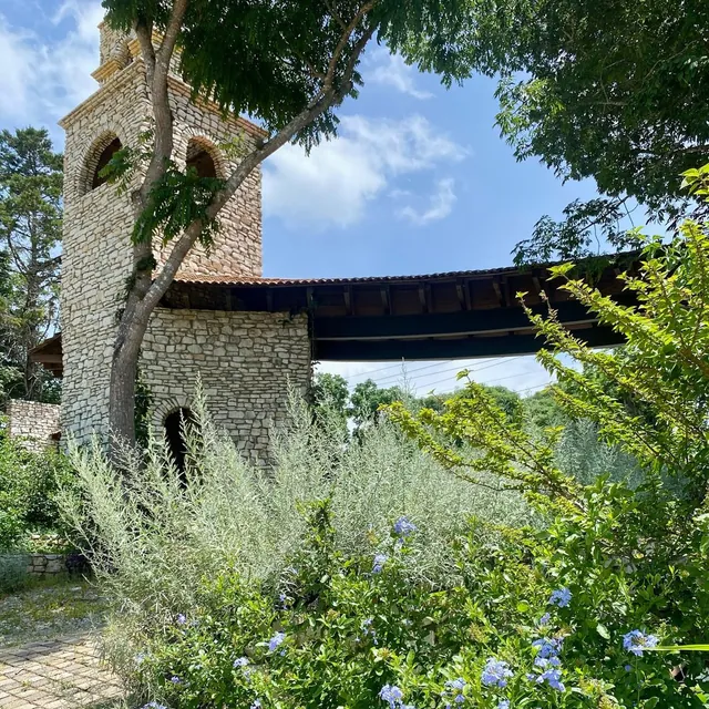 Jardines junto a la torre de piedra