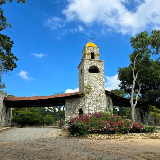 Portada de piedra y torre de San Lorenzo